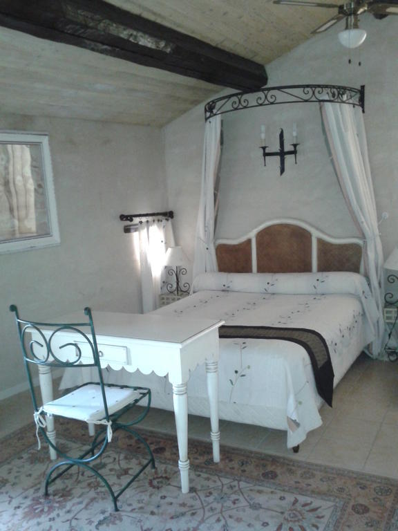 Le Chateau Des Estubiers Sérignan-du-Comtat Room photo